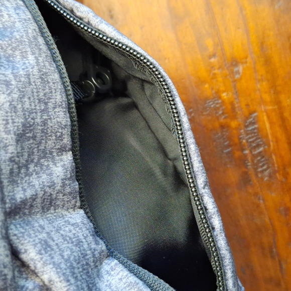 ✨️ Adidas Lumbar/Fanny Pack. Gray and black. - Picture 3 of 8